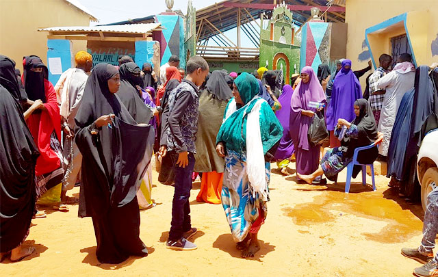 Dadweyne ku sugan Xarunta Rugta Akhrinta iyo Tufida Qur'aanka kareemka ah ee Towxiid